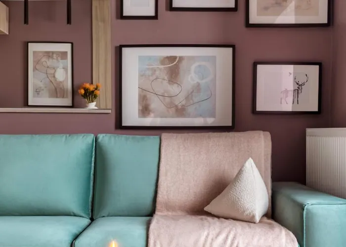 Holt - Breaking Dawn Apartment