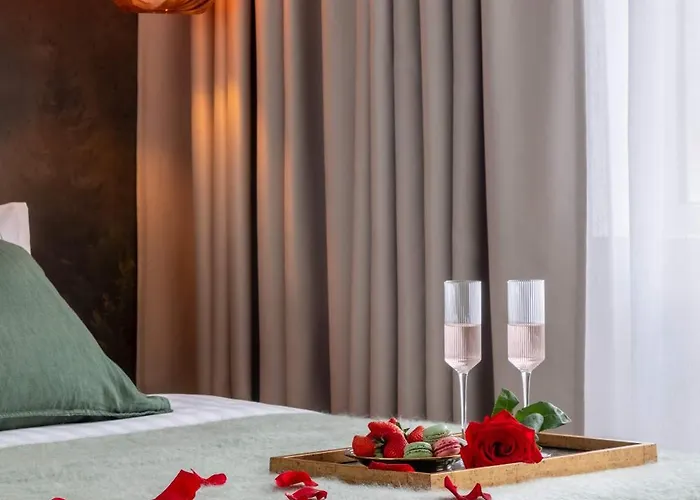 Holt - Breaking Dawn Apartment