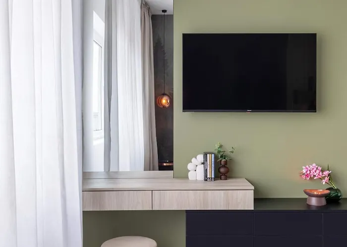 Holt - Breaking Dawn Apartment